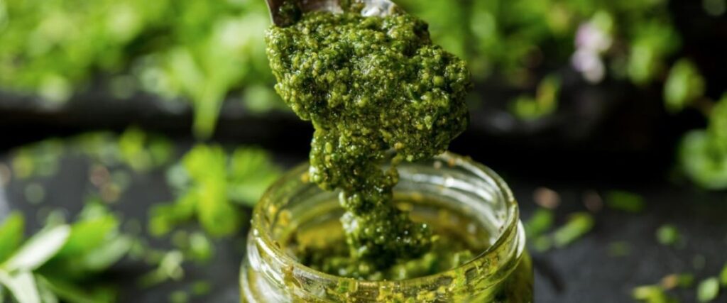 5 Salsas para Bocadillos que Harán Explotar tus Papilas Gustativas 3 albahaca limon salsa bocadillo