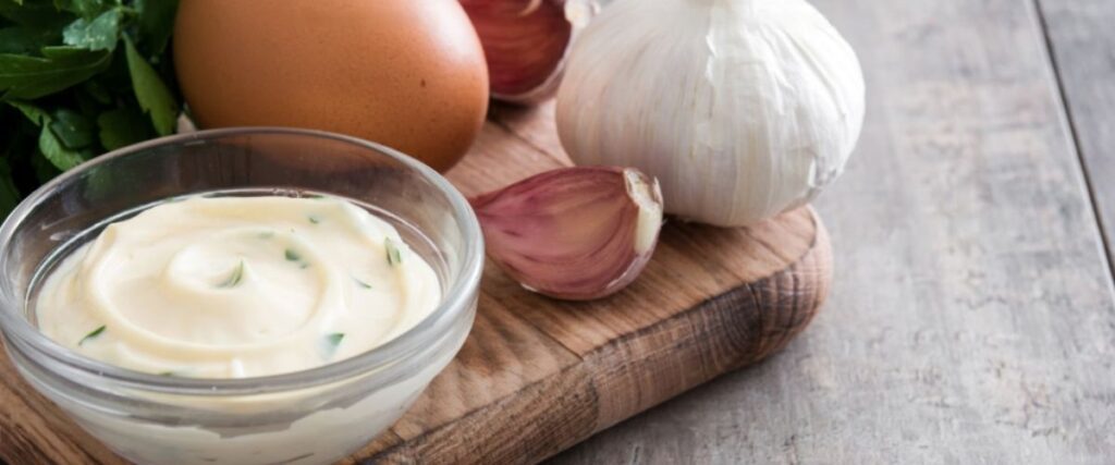 5 Salsas para Bocadillos que Harán Explotar tus Papilas Gustativas 5 salsa mayonesa y ajo bocadillo